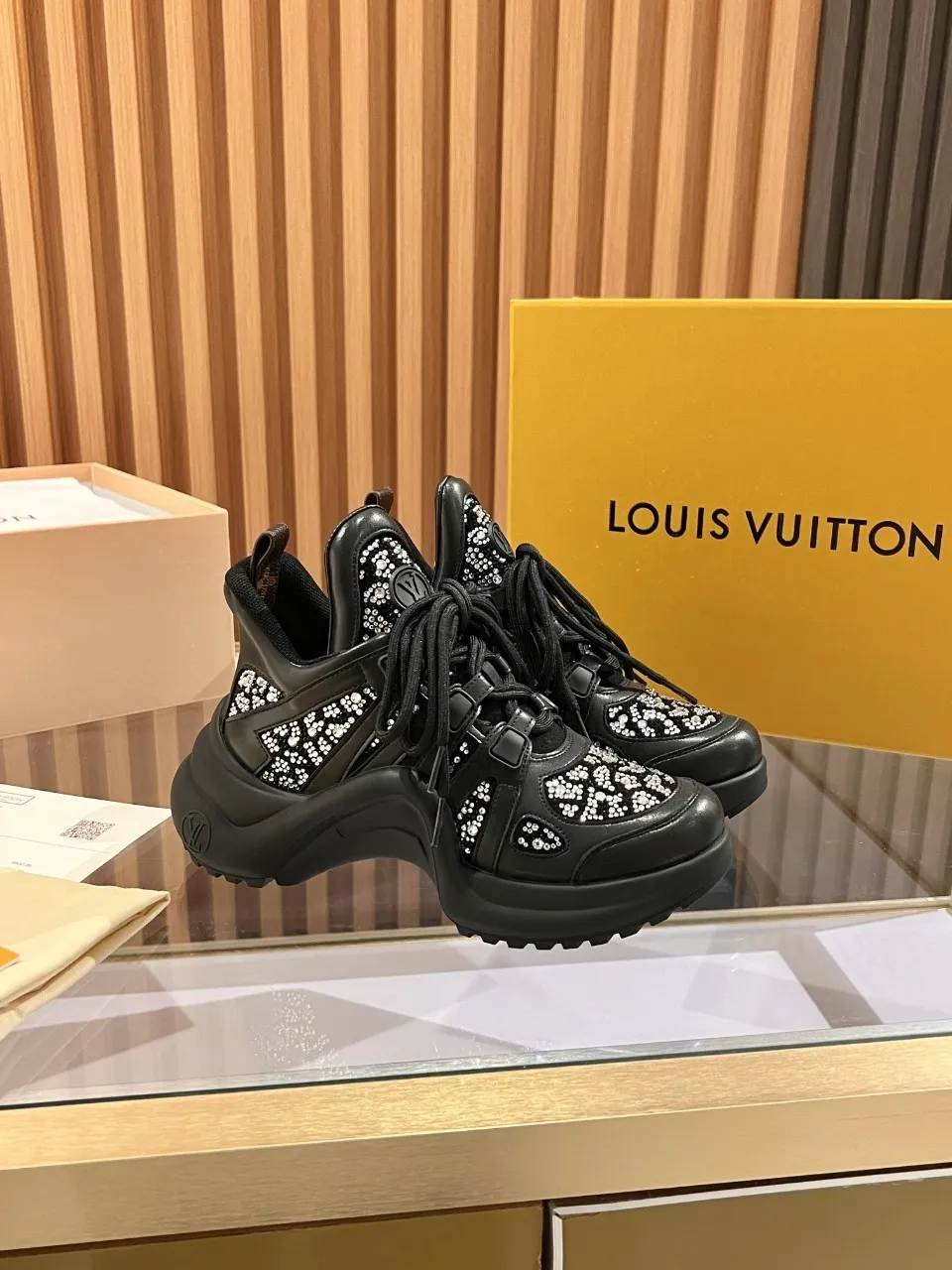 👟👟Ex-factory price 800👟👟 2025 new LV fancy black and white diamond model, high-end and elegant, showing long legs, casual sports dad shoes with heel height of about 5.5cm, 35-41